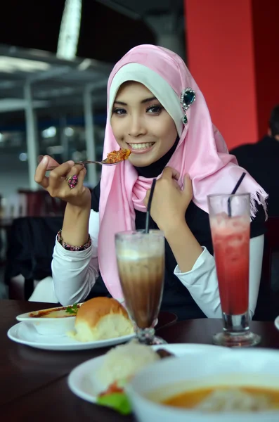 Close-up portrait of beautiful young Asian Muslim woman at cafe with lovely smiles — Stock Photo, Image