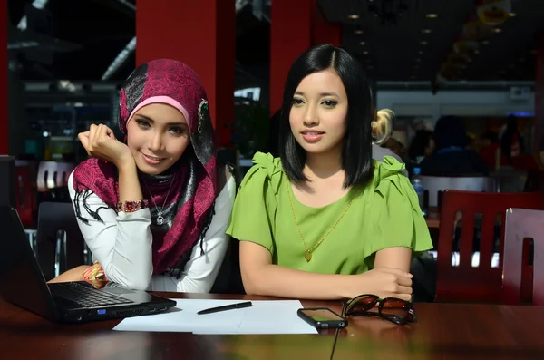 Schöne asiatische junge Geschäftsfrauen lächeln im Café — Stockfoto