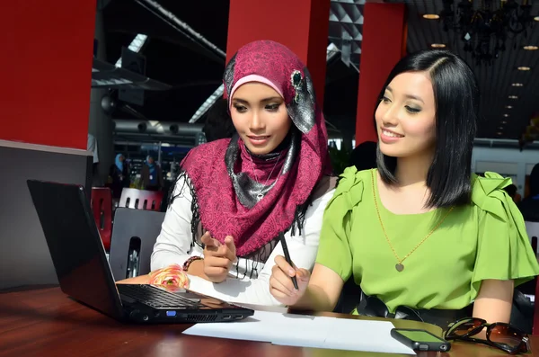 Beautiful asian young businesswomen smile in cafe — Stock Photo, Image