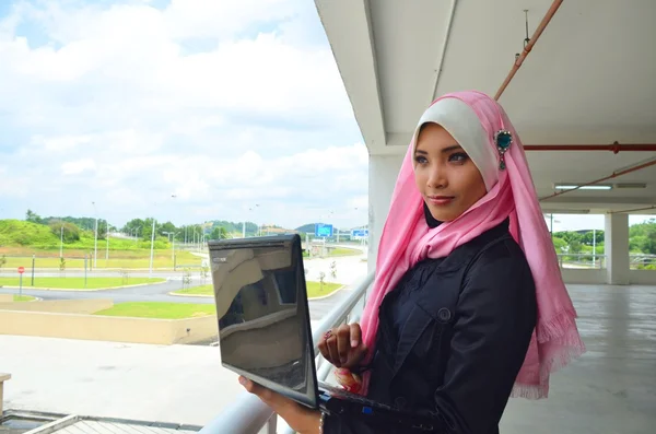 Jovem asiático muçulmano empresárias na cabeça cachecol — Fotografia de Stock