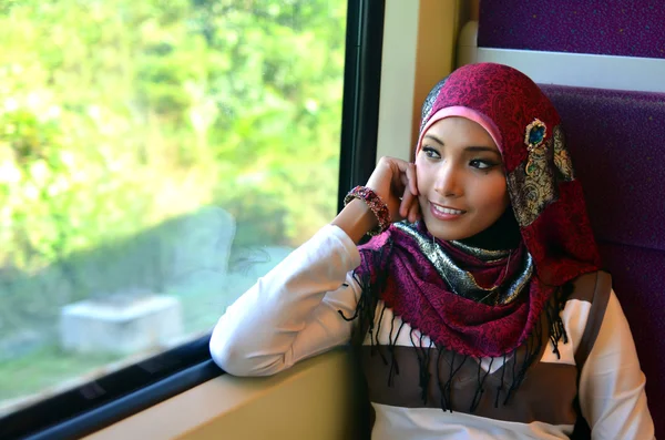 Mladých asijských muslimských podnikatelky v šátku — Stock fotografie