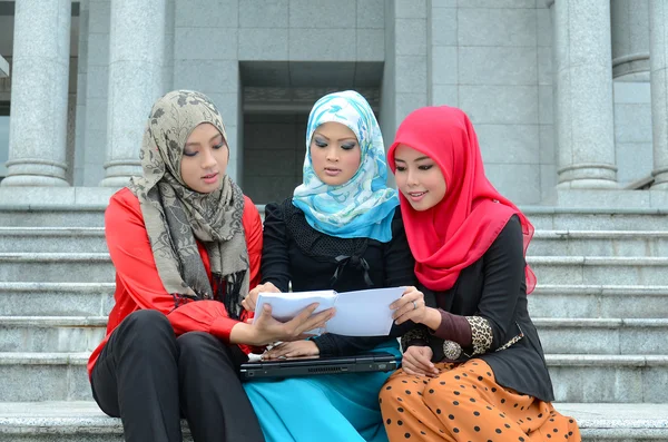 Young asian muslim pengusaha di kepala syal — Stok Foto