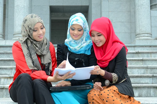 Junge asiatische muslimische Geschäftsfrauen mit Kopftuch — Stockfoto