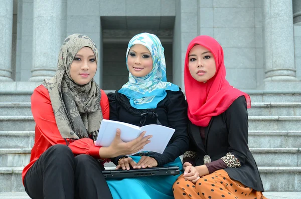 Young asian muslim pengusaha di kepala syal — Stok Foto