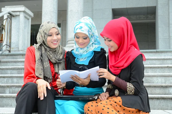 Giovani asiatiche musulmane imprenditrici in testa sciarpa — Foto Stock