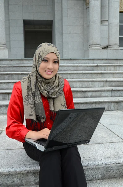 Young asian muslim businesswomen in head scarf — Stock Photo, Image