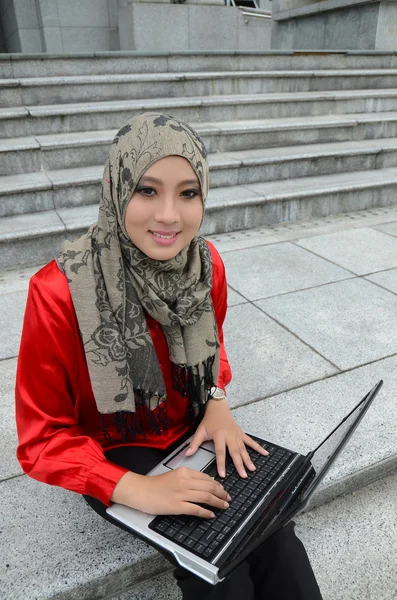 Молодые азиатские мусульманки-предпринимательницы в головном шарфе — стоковое фото