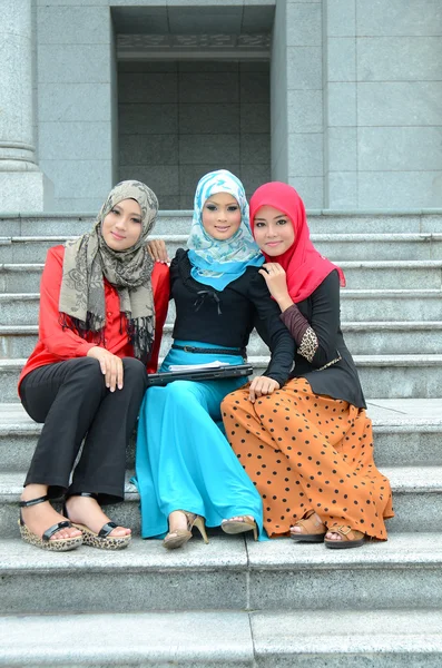 Joven asiático musulmán businesswomen en cabeza bufanda — Foto de Stock