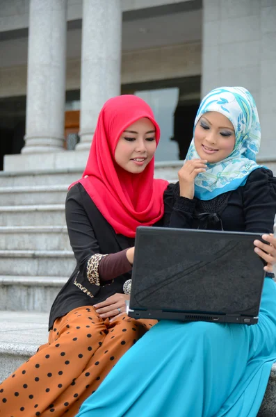 Young asian muslim businesswomen in head scarf — Stockfoto