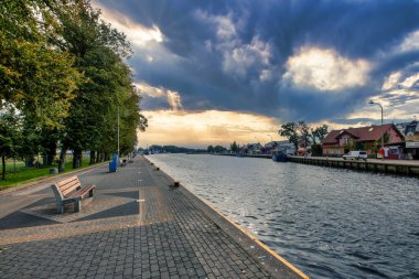 Darlowko, Zachodniopomorskie / Polonya - 29 Eylül 2021: Küçük bir liman şehrinde liman binası. Orta Avrupa 'daki liman binaları. Sezon sonbaharı.