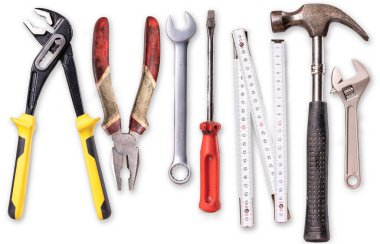 Bir DIY atölyesinde temel aletler. Ev işleri için çekiç anahtarı ve kerpeten..