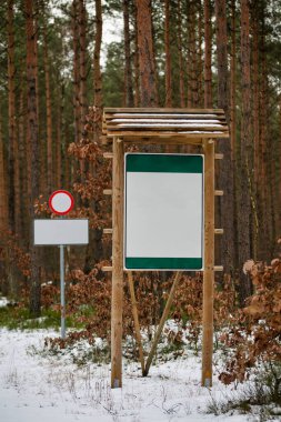 Orman yolunda boş tahtalar ve tabelalar.