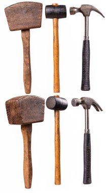 Mekanik atölyelerde kullanılan üç tip çekiç - lastik, ahşap ve metal. İzole edilmiş arkaplan.