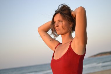 genç kadın kumsalda gün batımını izlemek