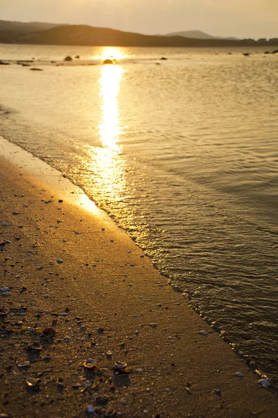 Lapping olas en el sol — Foto de Stock