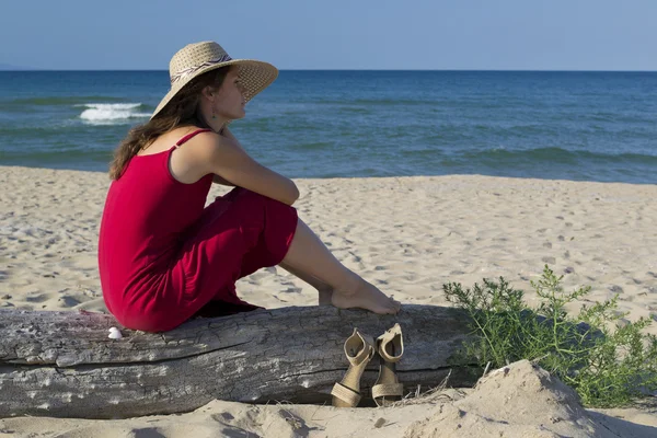 아름다운 아가씨 가 해변에서 쉬고 있다 — 스톡 사진