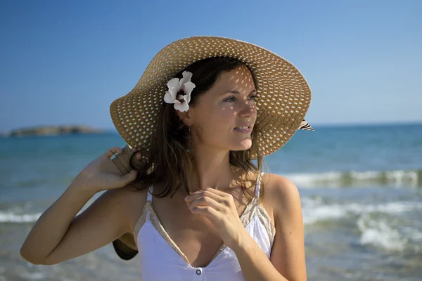 Mooie elegante jonge vrouw door de zee — Stockfoto