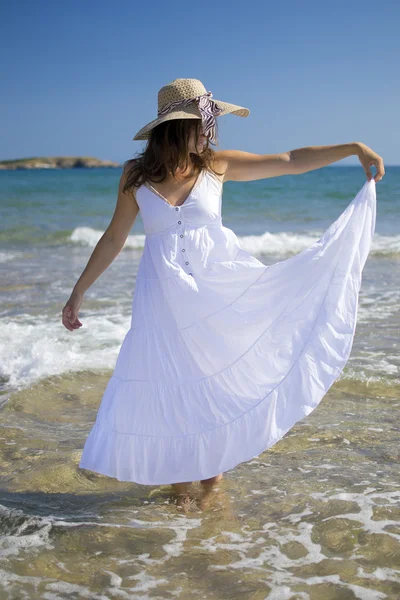 Mulher bonita brincando no mar — Fotografia de Stock