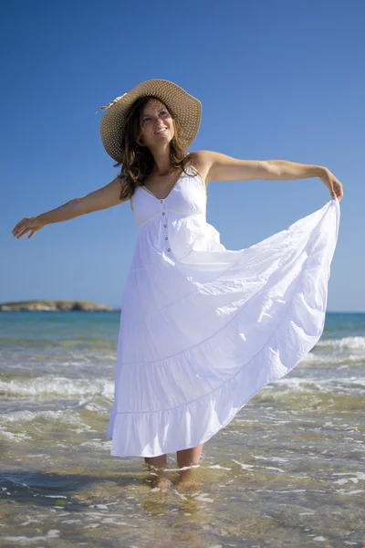 Sommermädchen spielt im Meer — Stockfoto