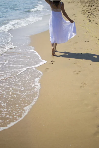 Entspannter Spaziergang am Strand — Stockfoto