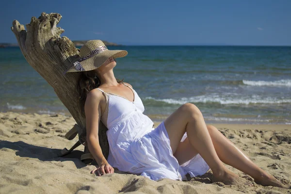 Zittend op het strand — Stockfoto