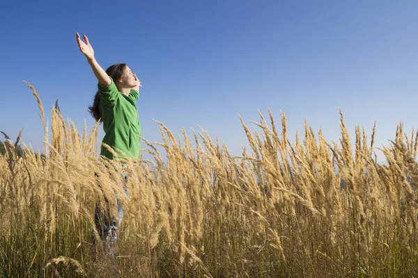 Gelukkig in het gras — Stockfoto