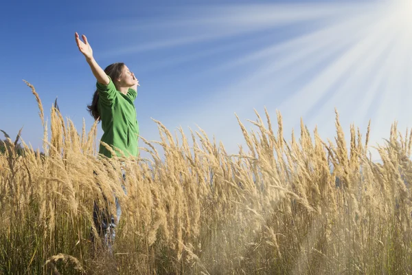 Gelukkig in het gras — Stockfoto