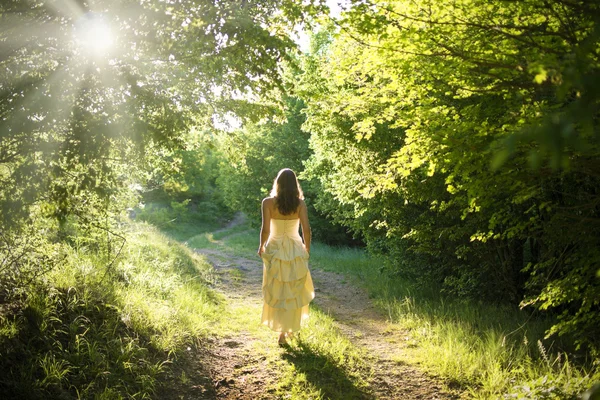 Fata che cammina — Foto Stock