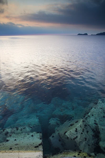 Morgenlyset på havet – stockfoto