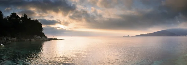 Утренний свет у моря — стоковое фото