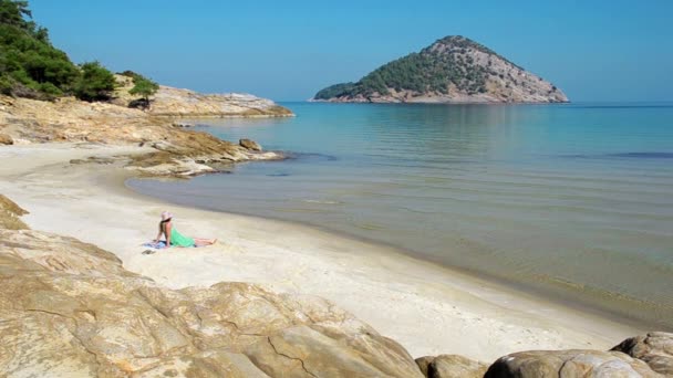 Ontspannen op paradijs strand — Stockvideo