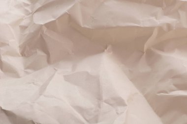 Yumuşak desenli koyu bej buruşuk kağıt.