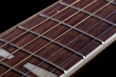 Akustik gitar için tahta boyun. Toz, devam etmeyen müzik dersleri. Terk edilmiş oyun