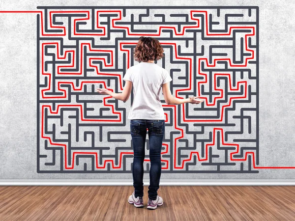 kızın önünde bir labirent