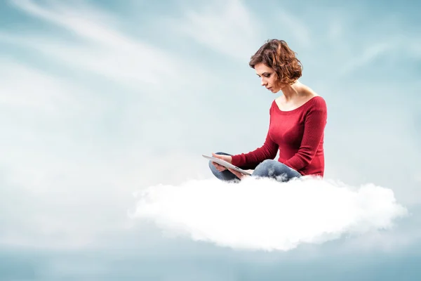 Ragazza con un computer — Foto Stock