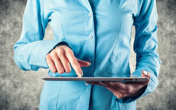 Mädchen mit einem Computer — Stockfoto