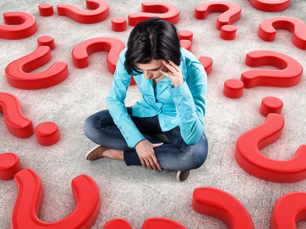 Mädchen unter den Fragen — Stockfoto