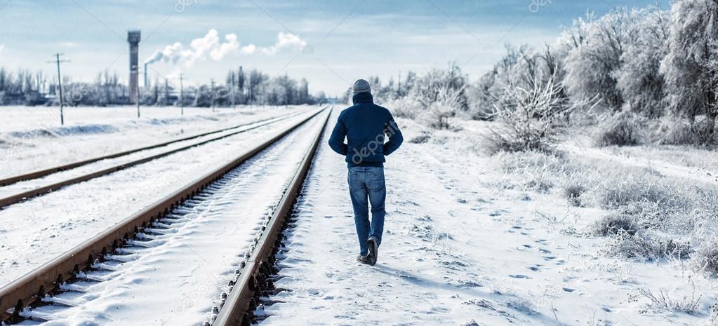 человек уходящий в лес.