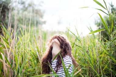 дівчина в тростини