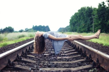 chica en el ferrocarril