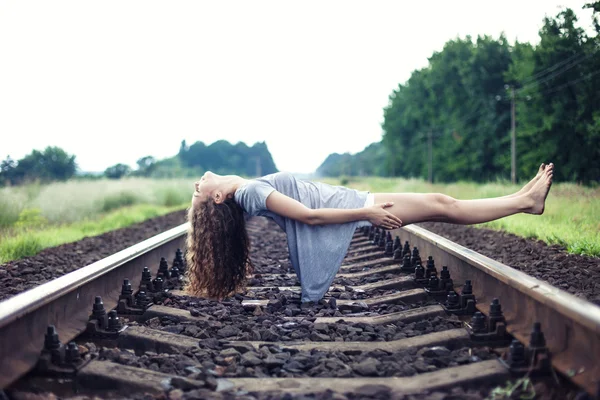 Chica en el ferrocarril — Stok fotoğraf