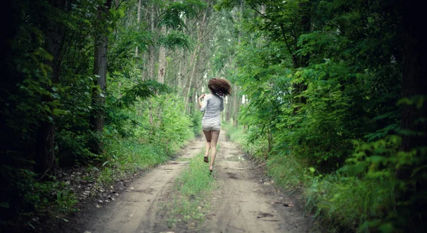 Chica en el bosque — Foto de Stock