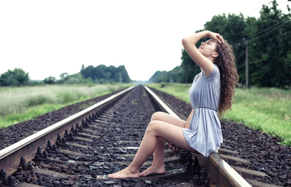 Дівчина на залізниці — стокове фото