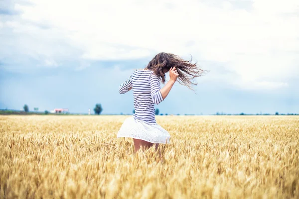 Chica en trigo — Foto de Stock