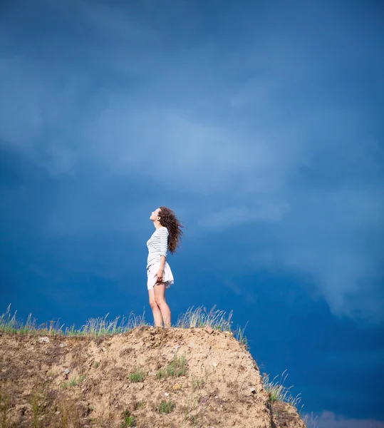 Chica en una montaña — Foto de Stock