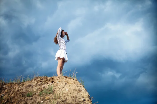 Jente på et fjell – stockfoto