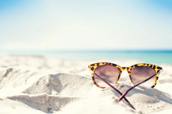 Gafas en una playa —  Fotos de Stock