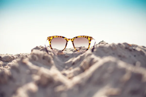 Gafas en una playa —  Fotos de Stock