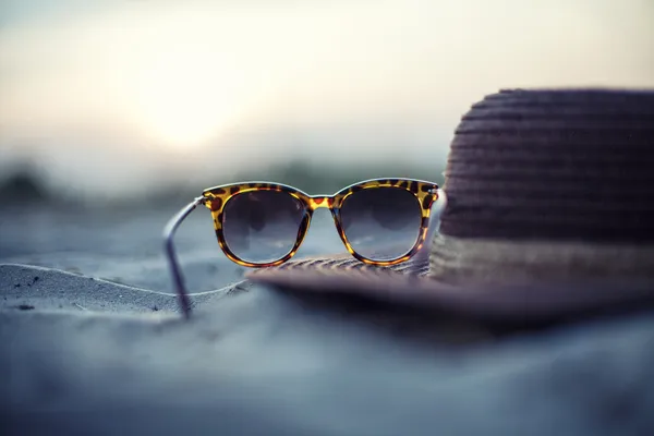 Şapka ve gözlük — Stok fotoğraf