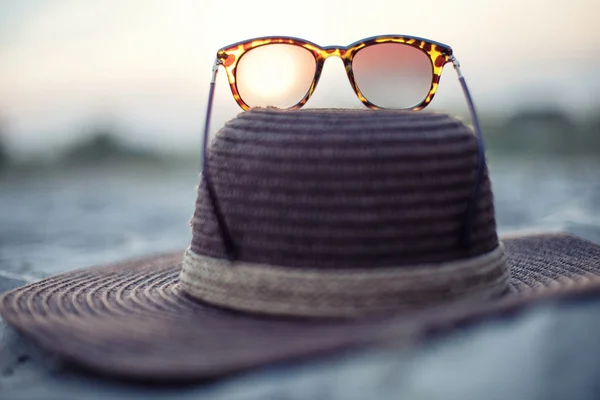 Sombrero y gafas —  Fotos de Stock